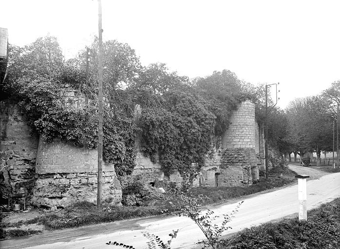 Enceinte vue depuis la route