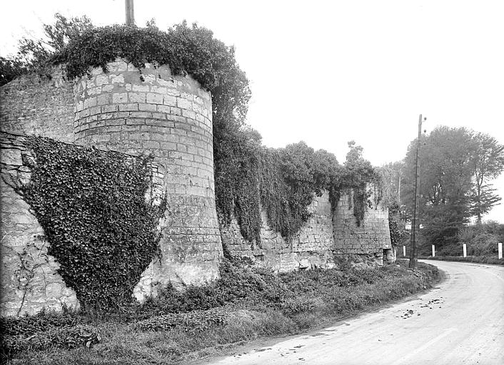 Enceinte vue depuis la route