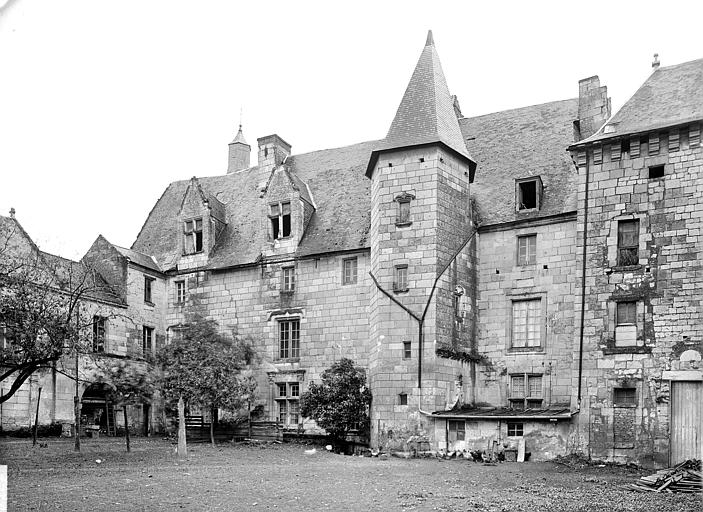 Ensemble nord. Tour et façade sur cour