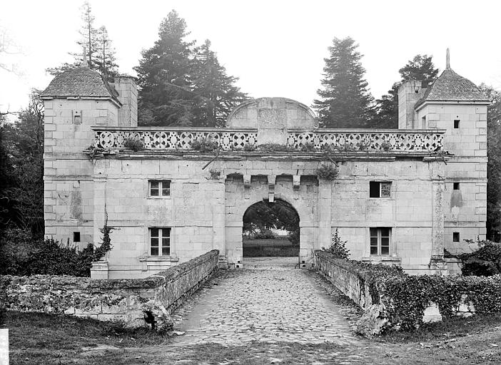 Deuxième enceinte : Pavillon d'entrée et pont, au niveau des douves