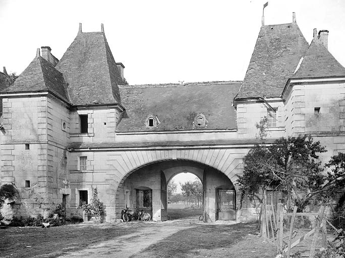 Première enceinte : Pavillon d'entrée depuis la cour