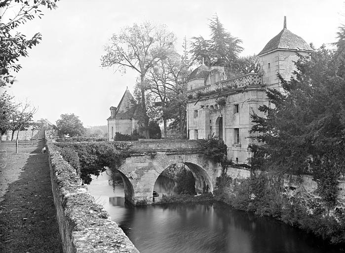 Deuxième enceinte : Pavillon d'entrée et pont, au niveau des douves, vus depuis l'angle nord-ouest