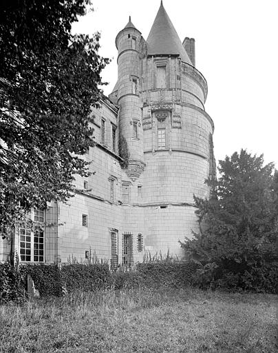 Tour d'angle sud-ouest vue depuis l'ouest