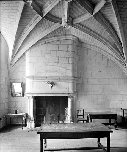 Vue intérieure : Cheminée de la tour de l'aile ouest, rez-de-chaussée. Plafond en voûte à liernes et tiercerons