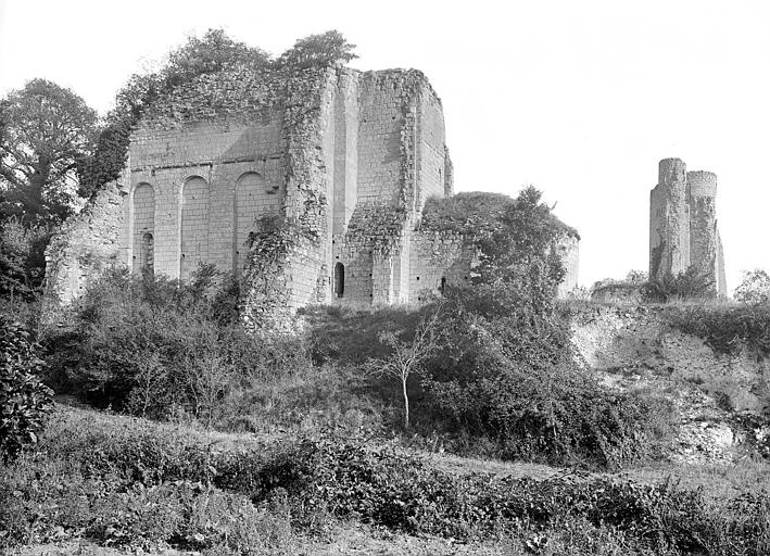 Chapelle : Façade sud. Donjon à l'arrière-plan