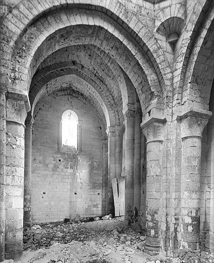 Vue intérieure de la chapelle : Mur au niveau de la travée du clocher