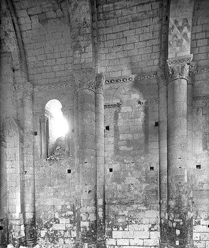 Vue intérieure de la chapelle : Mur sud. Traces de peintures. Chapiteaux sculptés