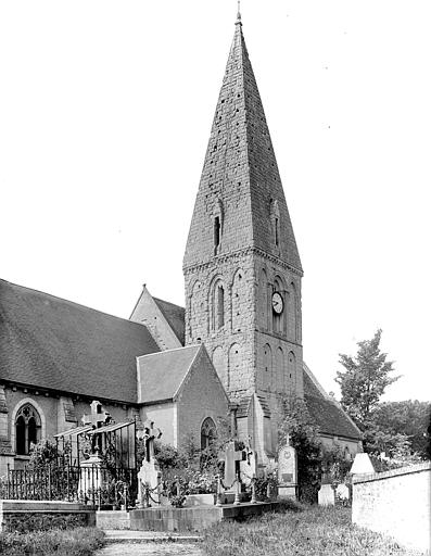 Façade nord : Clocher et cimetière