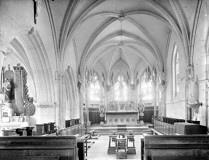 Vue intérieure de la nef vers le choeur