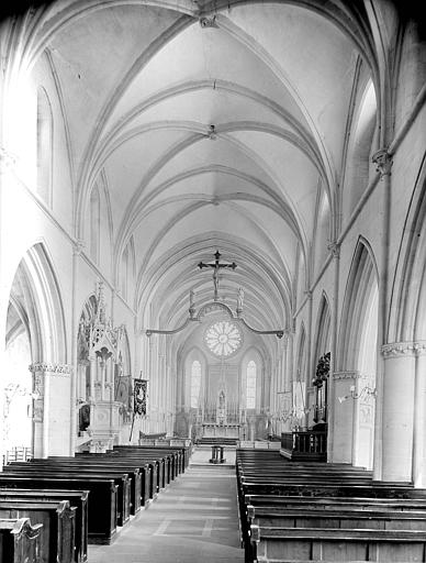 Vue intérieure de la nef vers le choeur