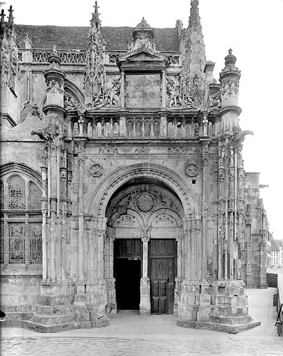 Façade nord : Portail principal