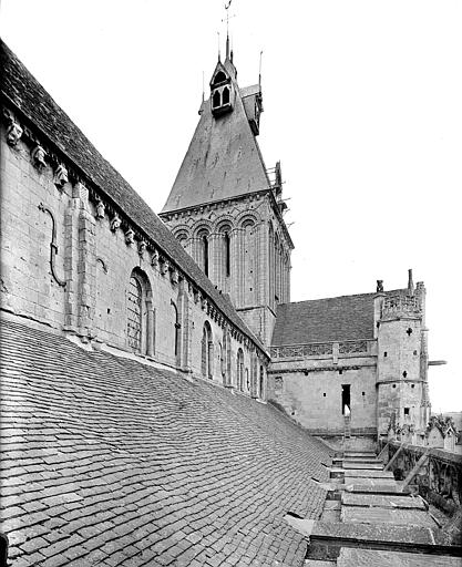 Clocher vu depuis les toits sud de l'église