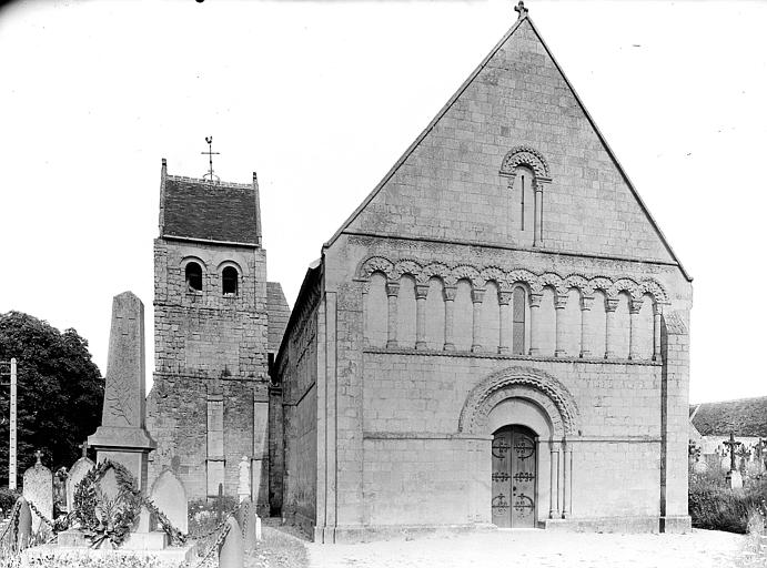 Façade ouest et clocher. Monument aux morts