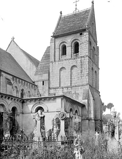 Façade nord : Clocher vu depuis l'angle est. Cimetière