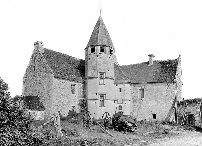 Tour d'escalier accolé aux bâtiments transformés en ferme