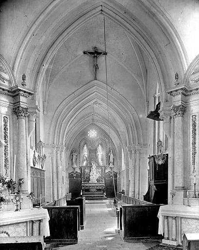 Vue intérieure de la nef vers le choeur