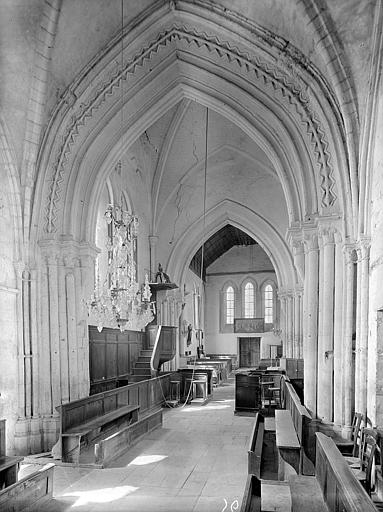 Vue intérieure de la nef depuis le choeur