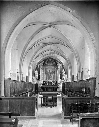 Vue intérieure du choeur : Retable et stalles