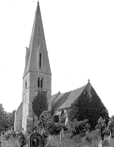 Ensemble est : Clocher et cimetière