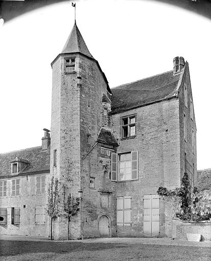 Façade du logis. Tour