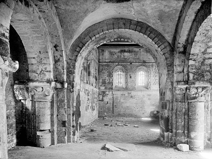 Vue intérieure du choeur, sous la travée du clocher