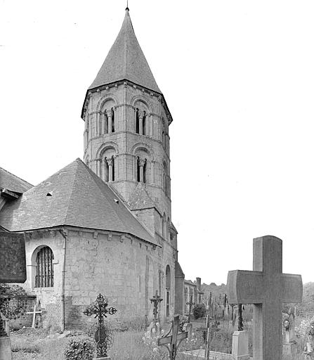 Clocher : Façade nord. Cimetière