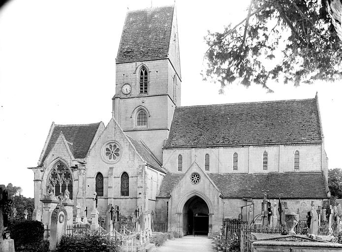 Façade nord : Clocher, porche et cimetière