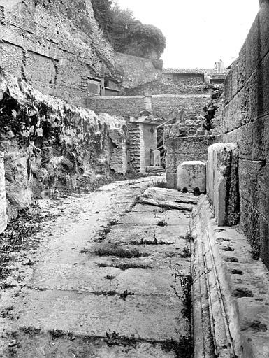 Hémicycle, dit gymnase. Voie dallée entre la colline et le mur intérieur, côté sud