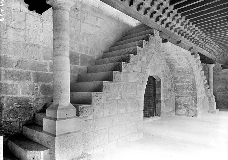 Cloître, galerie sud : Escalier conduisant à la galerie supérieure