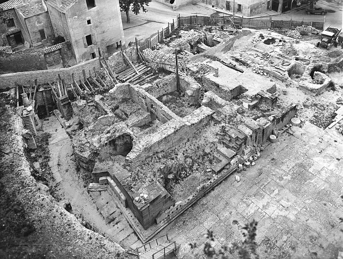 Hémicycle, dit gymnase romain, situé à l'ouest du théâtre avec au centre les restes d'un monument interprété comme un temple ou un gymnase u depuis le haut de la colline