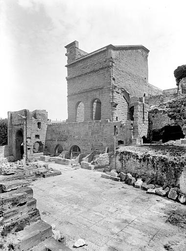 Hémicycle, dit gymnase romain, depuis le mur sud. Entrée monumentale communiquant avec le théâtre et l'hémicycle