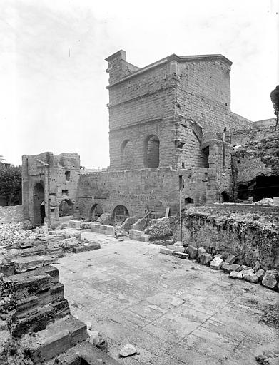 Hémicycle, dit gymnase romain, depuis le mur sud. Entrée monumentale communiquant avec le théâtre et l'hémicycle