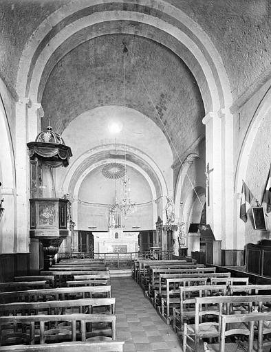 Vue intérieure de la nef vers le choeur