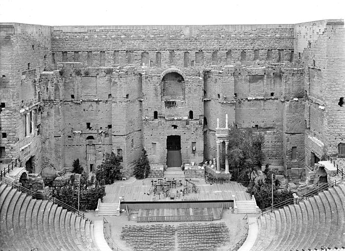 Théâtre : Vue d'ensemble de face. Mur de scène, scène, gradins