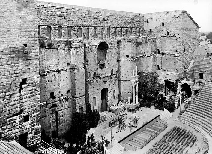 Théâtre : Vue depuis l'angle est. Mur de scène, scène, gradins