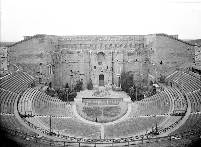 Théâtre : Vue d'ensemble de face. Mur de scène, scène, gradins