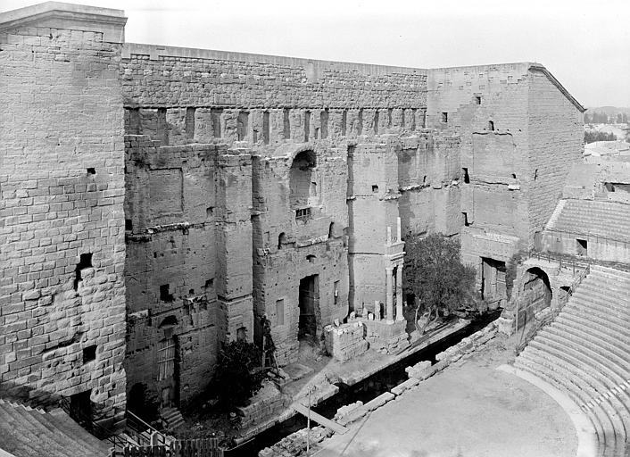 Théâtre : Vue depuis l'angle est. Mur de scène, gradins