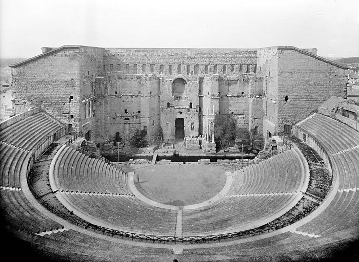 Théâtre : Vue d'ensemble de face. Mur de scène, gradins