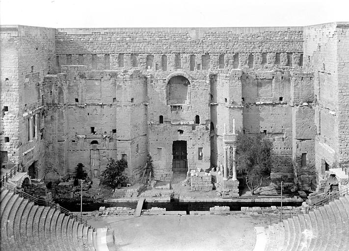 Théâtre : Vue d'ensemble de face. Mur de scène, gradins