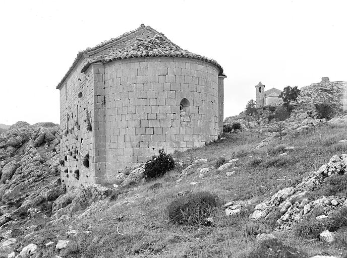 Ensemble sud-est. Ancienne chapelle des Templiers à l'arrière-plan