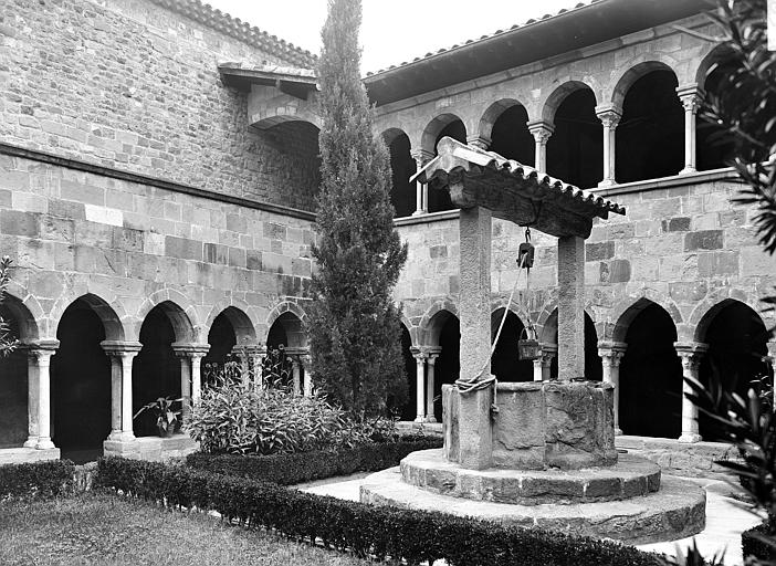 Cloître : Vue vers l'angle nord-ouest. Vieux puits