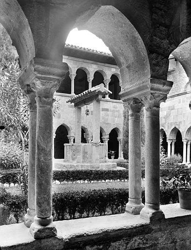 Cloître : Vue depuis la galerie sud, vers l'angle nord-est. Vieux puits