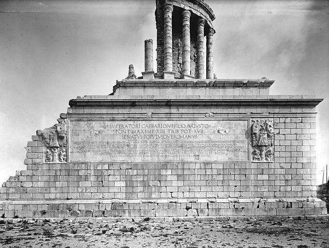 Trophée des Alpes ou d'Auguste : Vue du soubassement. Inscription et colonnade