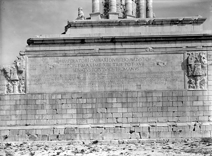 Trophée des Alpes ou d'Auguste : Détail du soubassement. Inscription