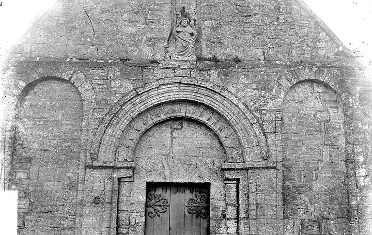 Façade ouest : Portail surmonté d'une statue