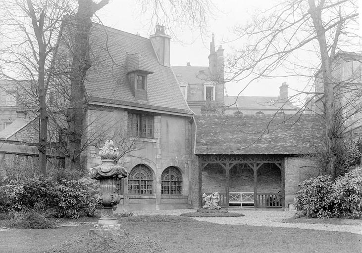 Dépendance dite Maison du Bourreau : Façade sur jardin vue depuis le pavillon de Musique