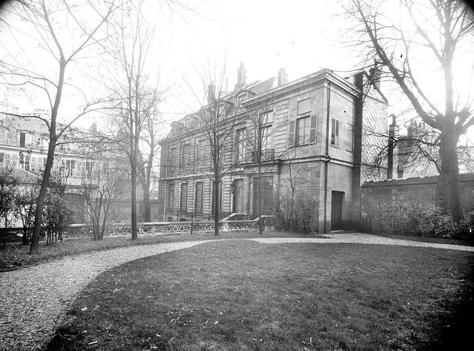 Hôtel : Façade sur cour, vue prise du jardin