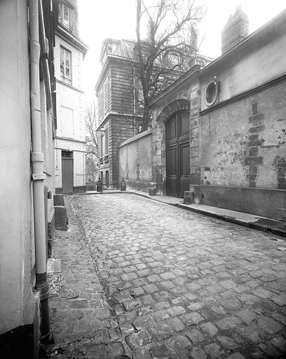 Hôtel : Façade donnant sur la rue Faucon. Enceinte et porche donnant sur la cour