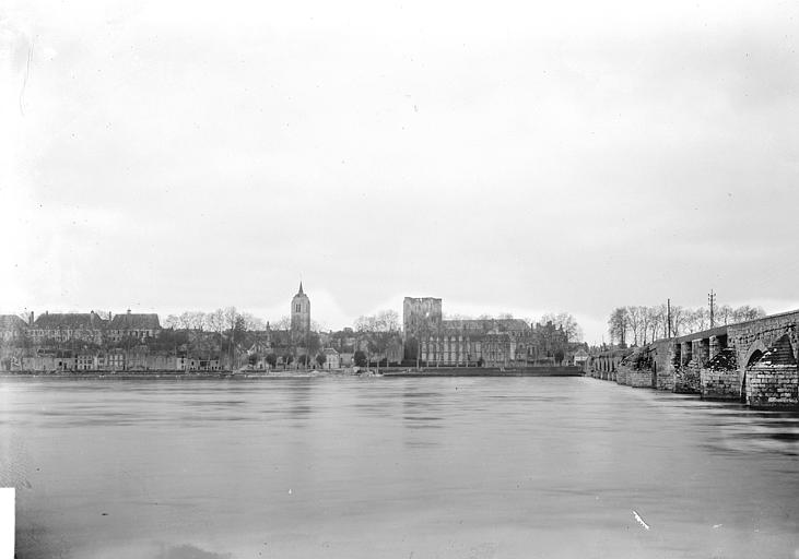 Vue d'ensemble des quais de la rive droite en aval du pont sur la Loire : Tour Saint-Firmin, Tour de César