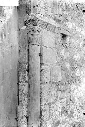 Façade nord : Détail du portail. Chapiteau de droite sculpté et supporté par une colonne en bois